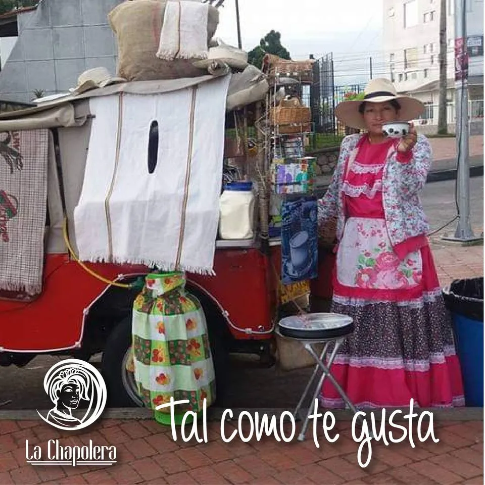 Chapolera Tomando Cafe — Café La Chapolera y Eje Cafetero